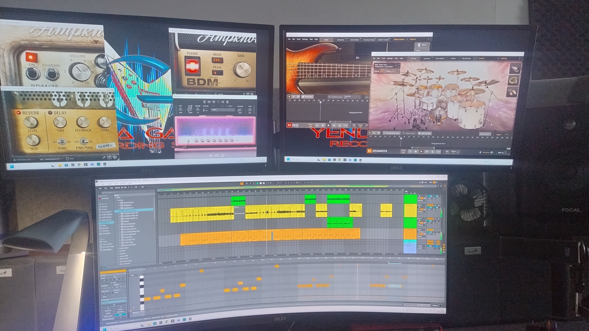 Tři monitory s otevřeným Ableton Live, EZdrummer a EZbass