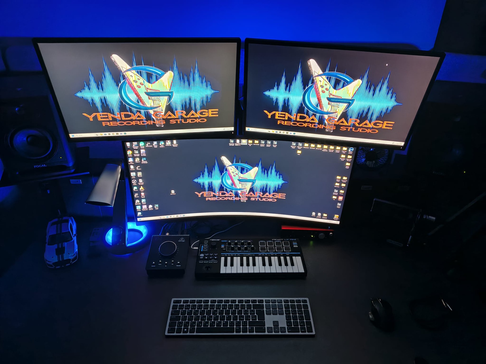 Pracoviště režie se dvěma monitory a rozpracovaným mixem