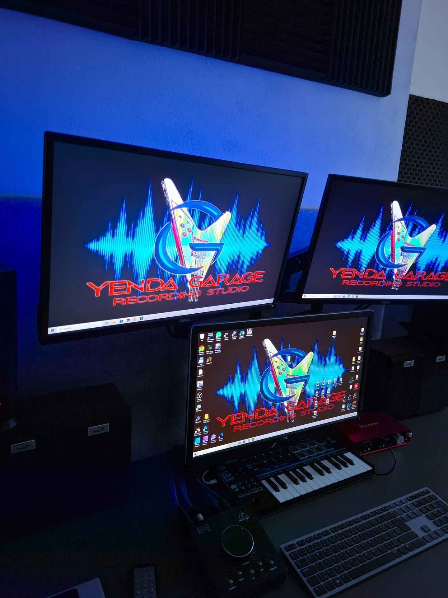 Režie studia v modrém nasvícení s logem Yenda Garage na monitorech